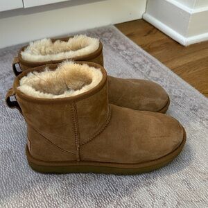Like new UGG Classic Mini Boot - Chestnut - Size 9
